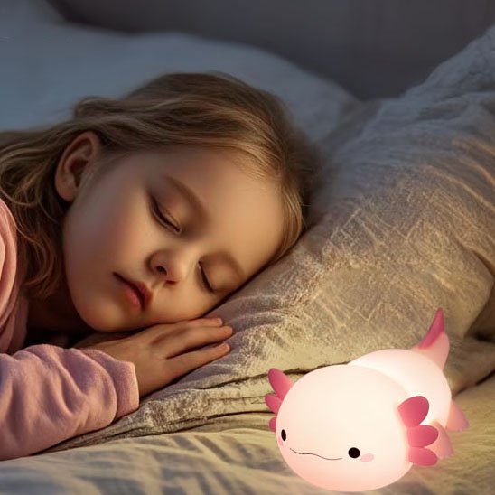 Petite fille dort a cote de sa veilleuse bebe
