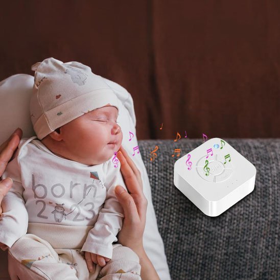 bebe a cote de sa veilleuse bruit blanc