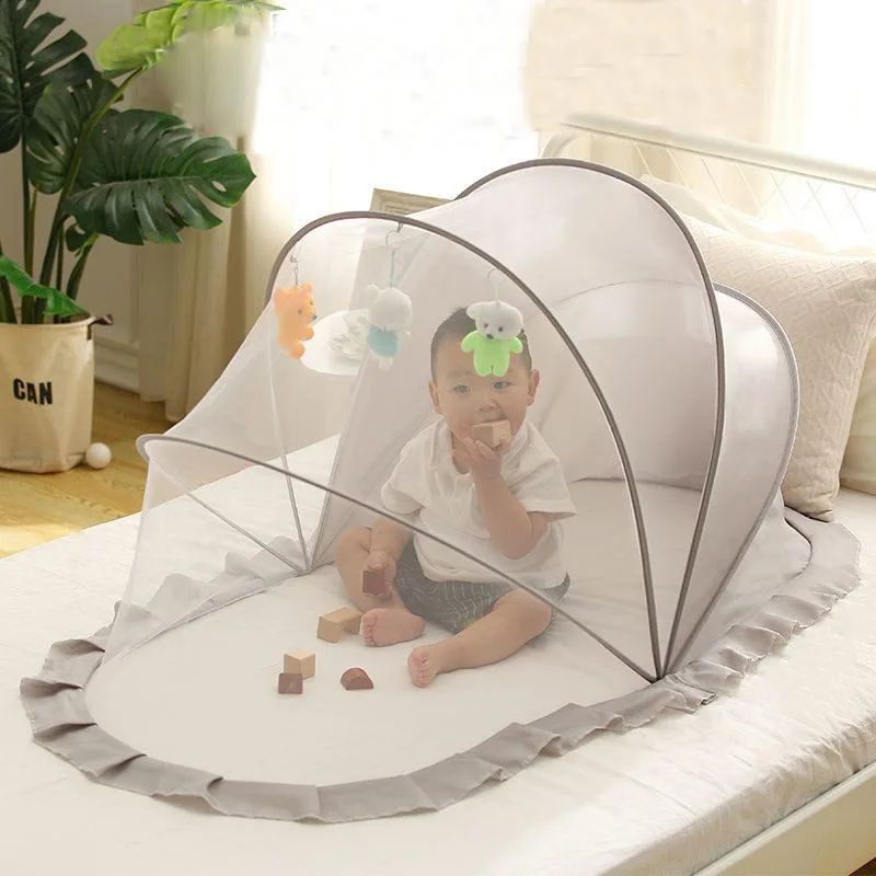 bebe assis sous moustiquaire bebe
