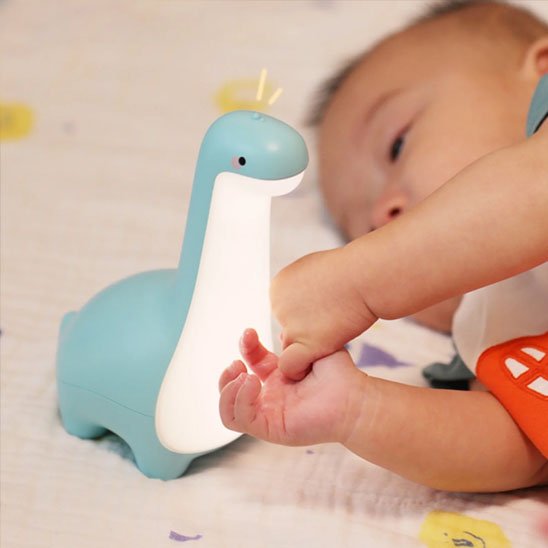 bebe couche a cote de veilleuse bebe bleue