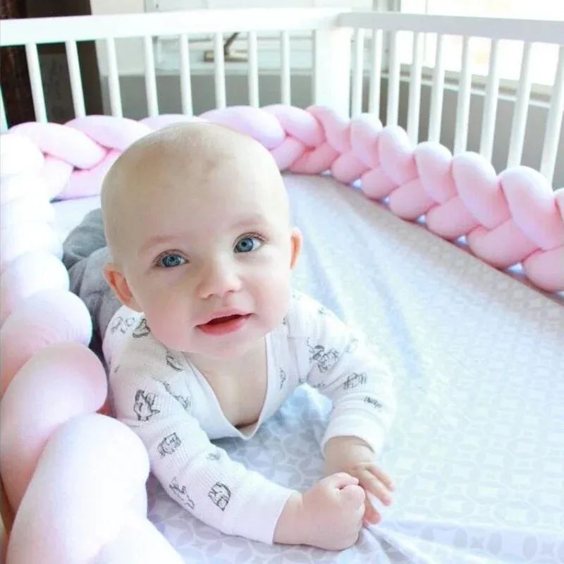 bebe couche dans lit entoure de tresse de lit bebe