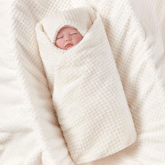 bébé couvert avec la couverture bébé