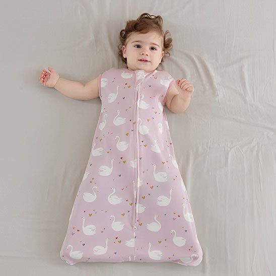 Bébé dans gigoteuse au dessin canards
