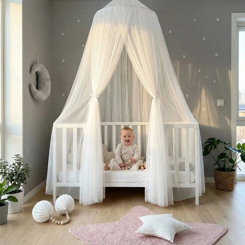bebe dans son lit entourant du voile berceau