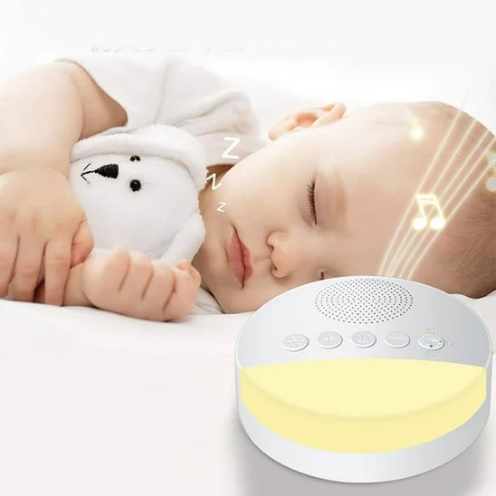 bebe dormant a cote de veilleuse bruit blanc