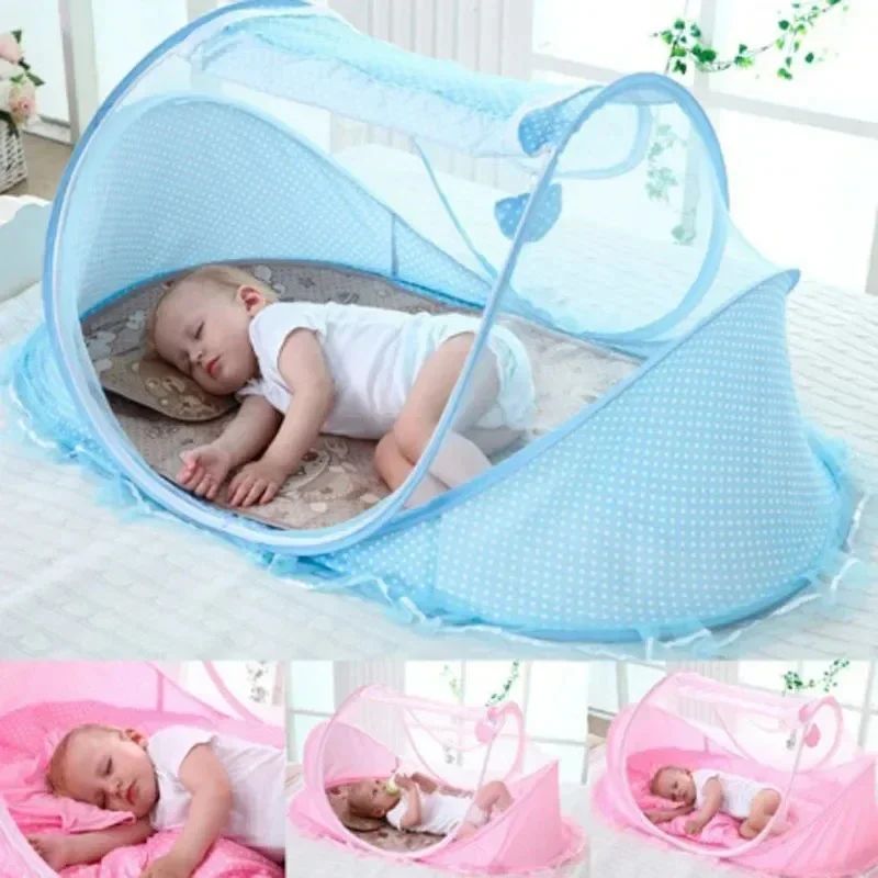 bebe dormant dans moustiquaire bebe