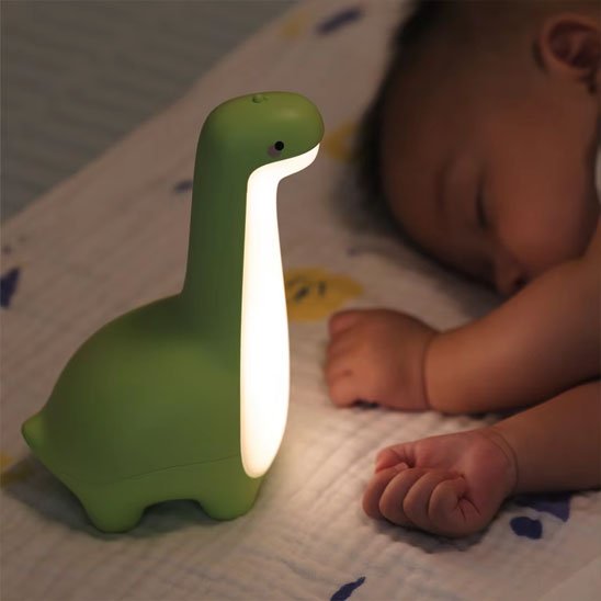 bebe dort a cote de sa veilleuse bebe en marche