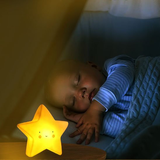 bebe dort dans son lit et veilleuse allume