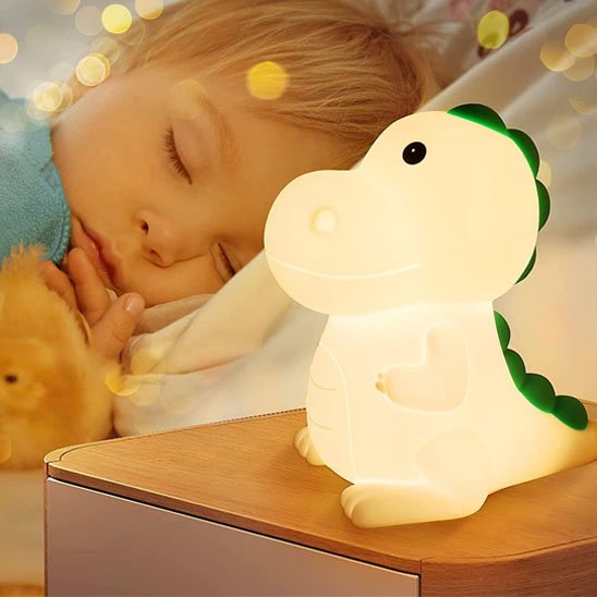 bebe dort et sa veilleuse bebe est allume