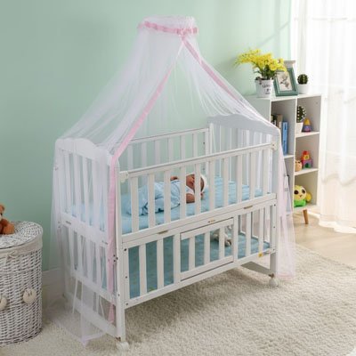 Bebe dort protege par moustiquaire lit bébé
