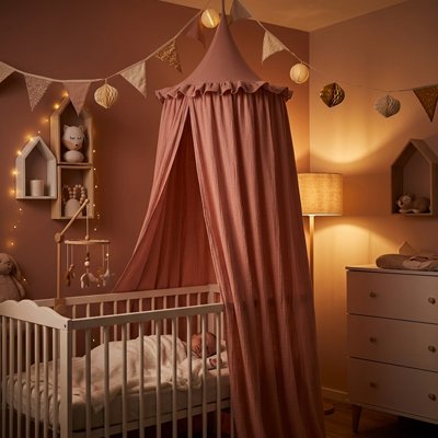 Bébé dort sous son ciel de lit