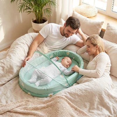 bebe entre papa maman dans lit toile pour bebe