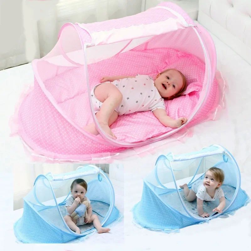 bebe heureux dans sa moustiquaire bebe