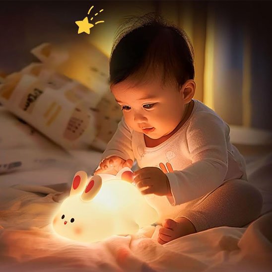 bebe jouant avec sa veilleuse pour bebe
