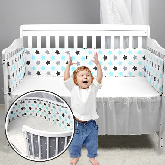 bebe joyeux de son lit avec tour de lit bebe