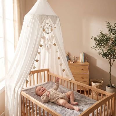 bebe tout heureux sous berceau ciel de lit bebe