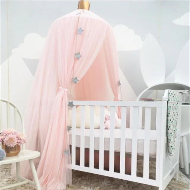 ciel de lit bebe sur le berceau