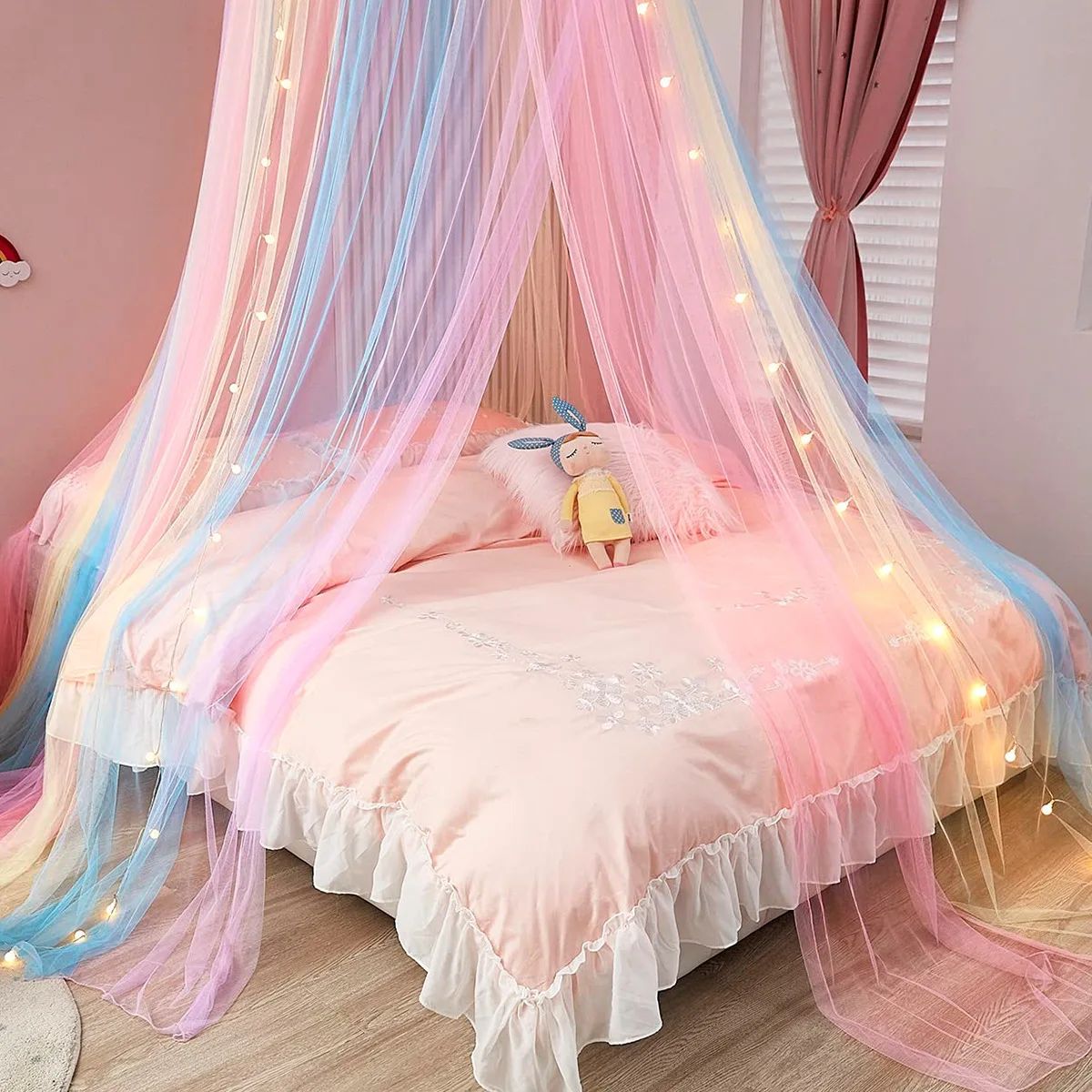 ciel de lit pour bebe dresse sur le lit