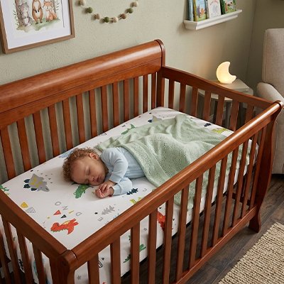 Drap housse lit bébé sur le lit