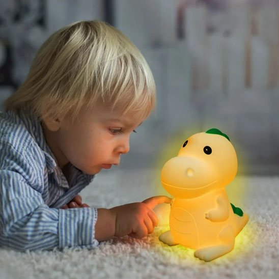 enfant jouant avec sa veilleuse bebe