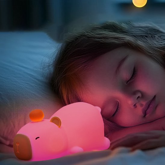 fille dormant a cote de veilleuse bebe