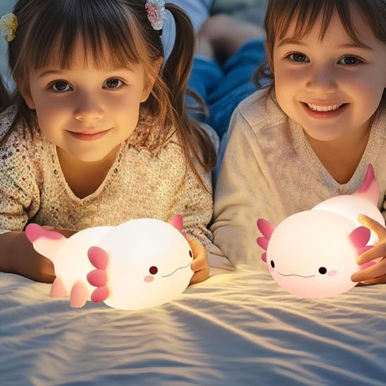 filles gardant leur veilleuse bebe
