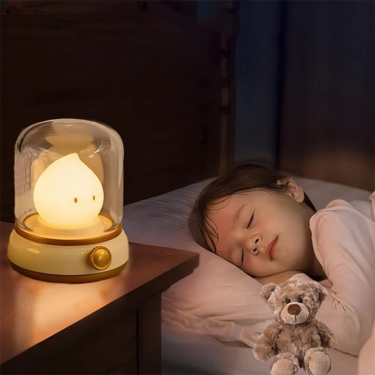 garcon dormant avec veilleuse bebe allume