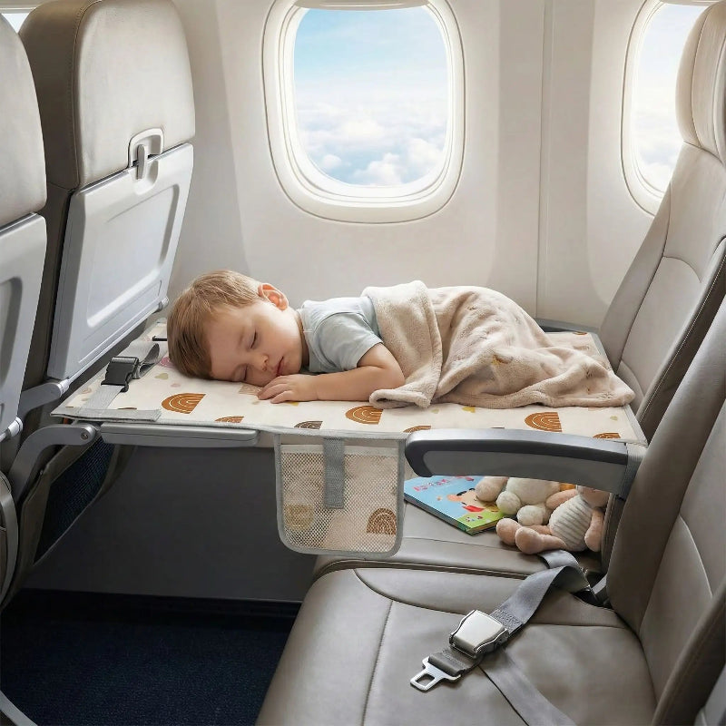 garcon dort durant vol sur lit de voyage pour bebe