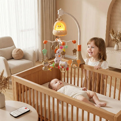 grande soeur regarde mobile pour bébé en souriant