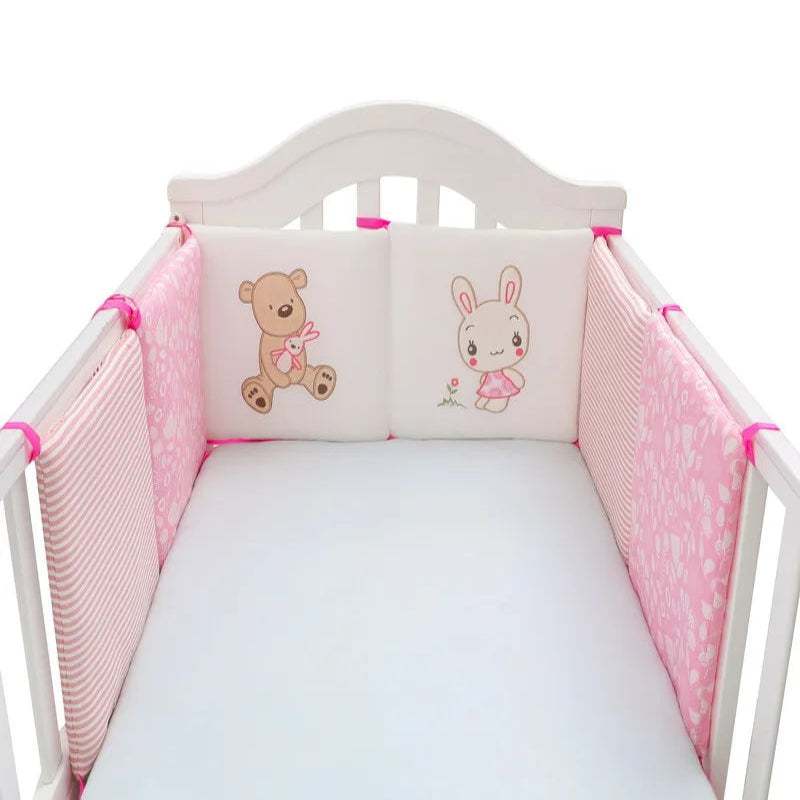lit dresse avec un tour de lit pour bebe