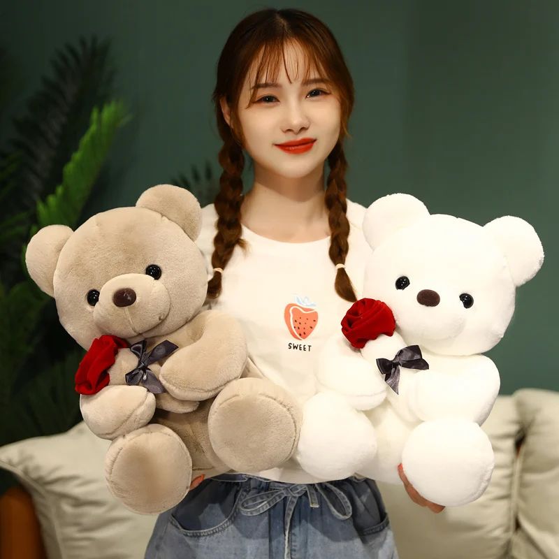 madame tenant deux doudou