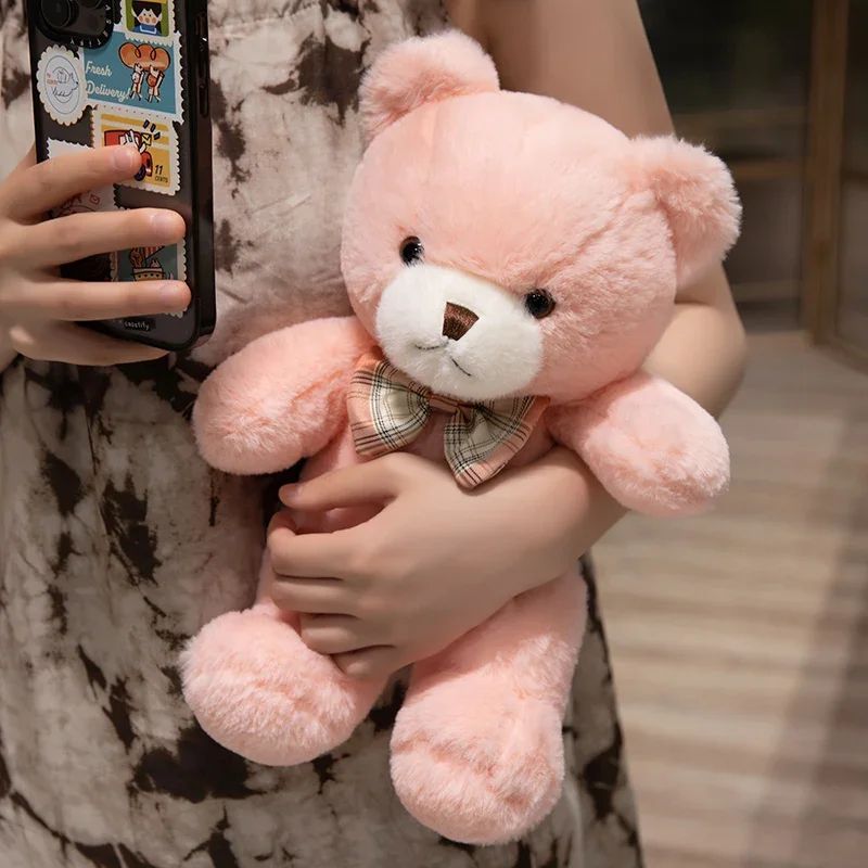 madame tenant doudou enfant en main