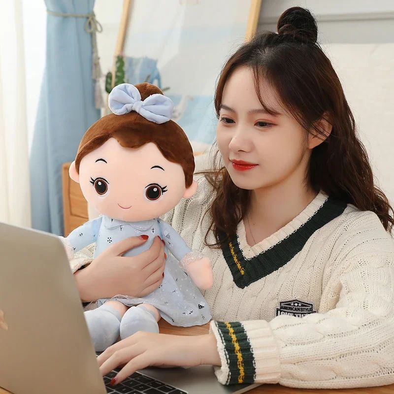 madame tenant doudou pour fille