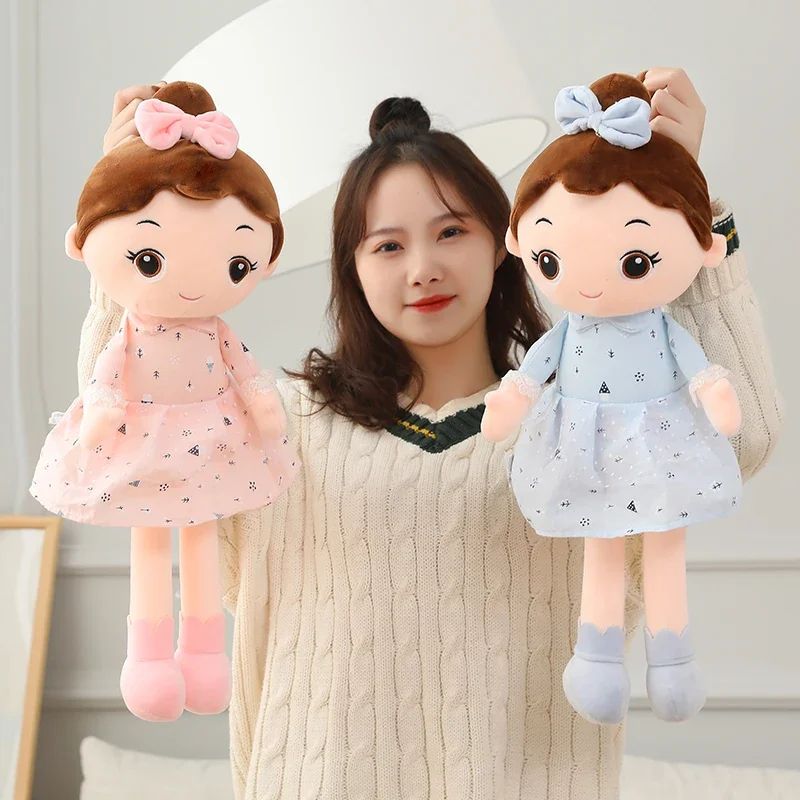 madame tenant les cheveux des doudou pour fille