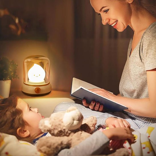 maman bercant bebe sous veilleuse bebe
