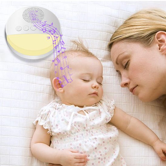 maman et bebe dormant sous veilleuse bruit blanc