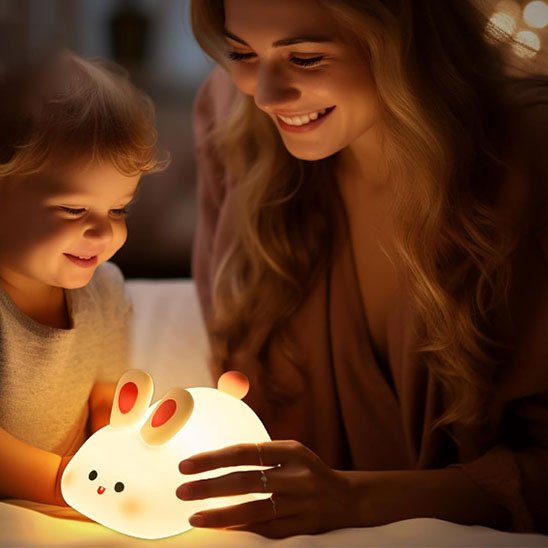 maman et bebe samusant avec veilleuse pour bebe