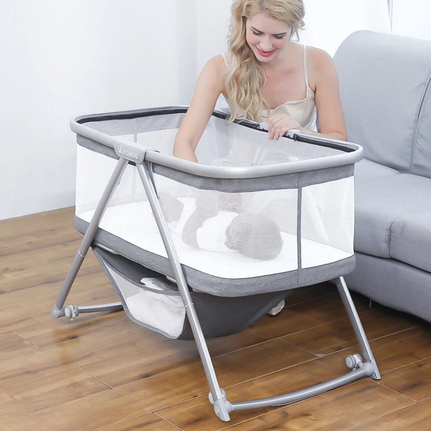 maman jouant avec bebe dans lit bebe pliant