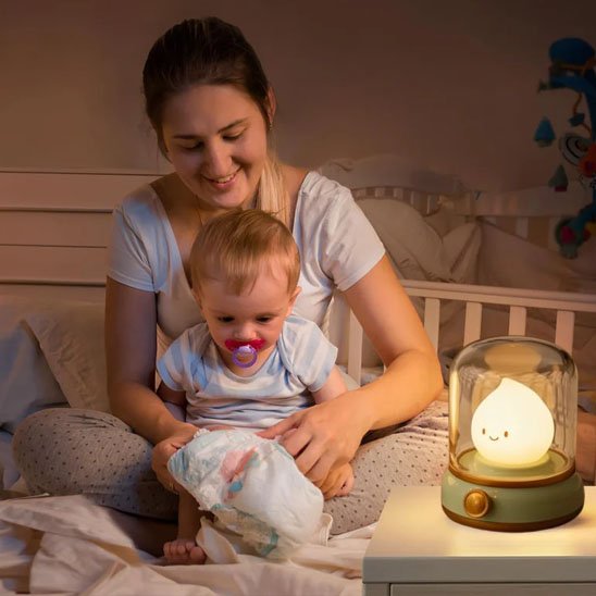 maman jouant avec bebe sous veilleuse bebe