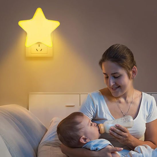 maman nourissant bebe sous la veilleuse bebe