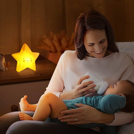 maman souriante a bebe veilleuse bebe allume