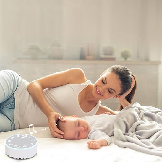 maman souriante regardant bebe couche veilleuse bruit blanc proche