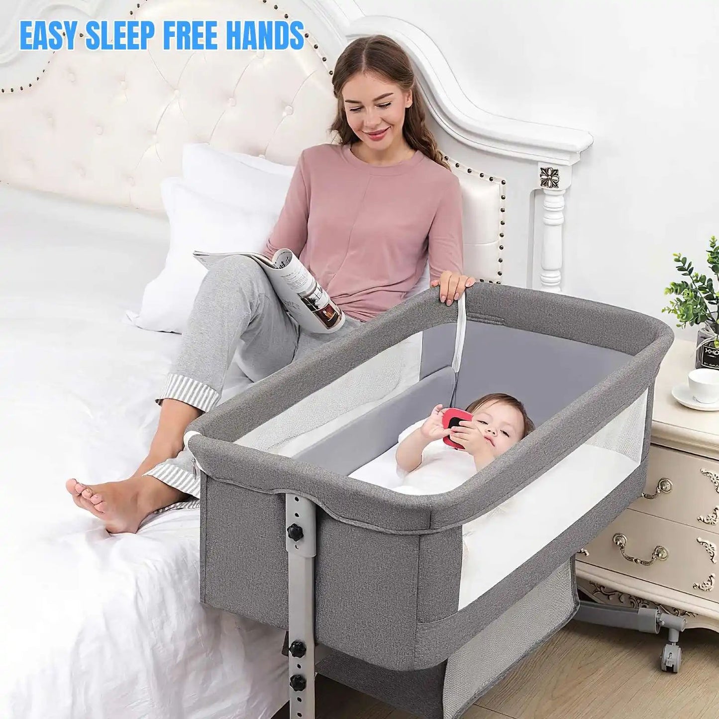 maman surveillant bebe couche dans son lit pliant bebe