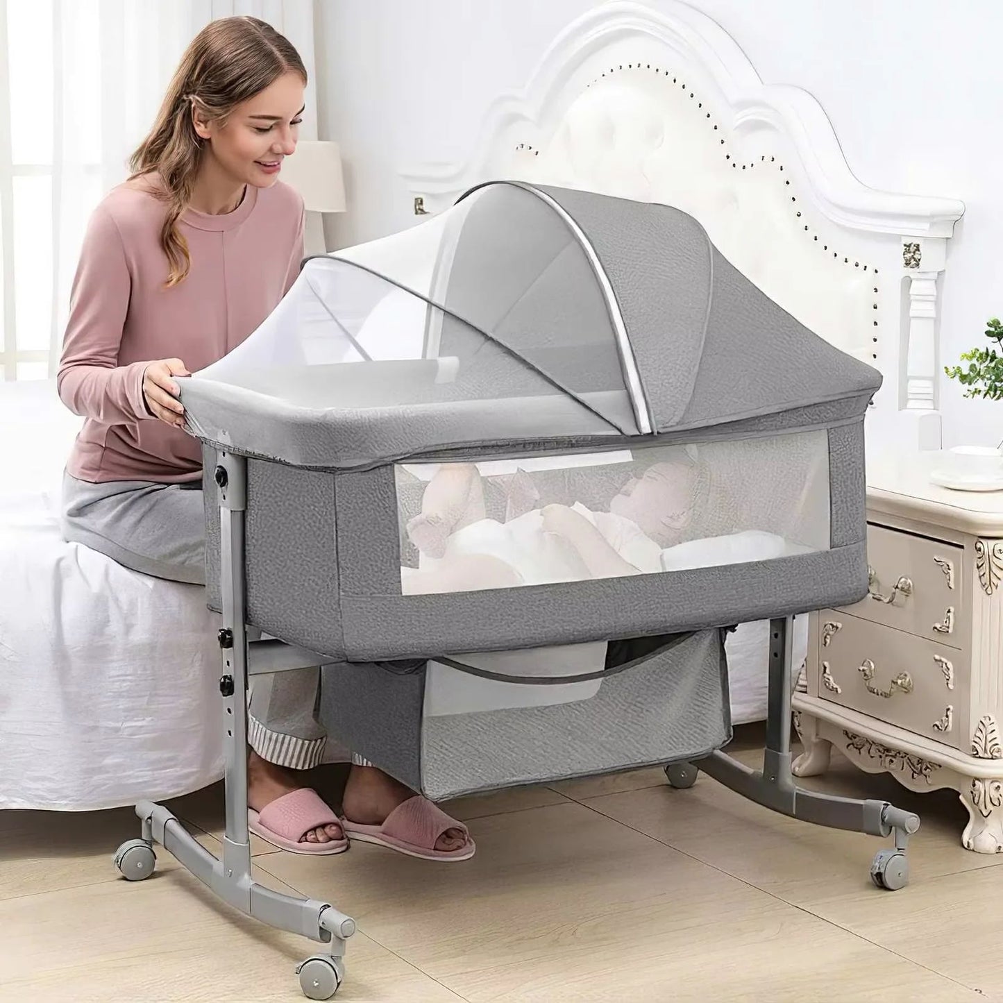 maman tenant lit pliant bebe