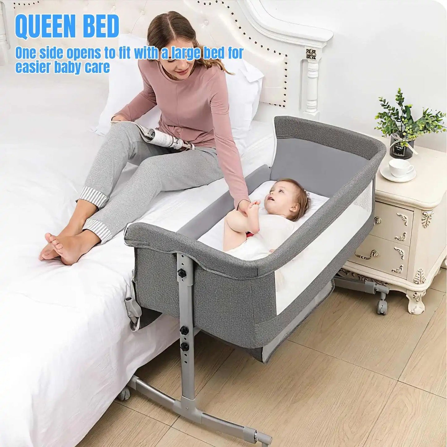 maman touchant couche dans lit pliant bebe