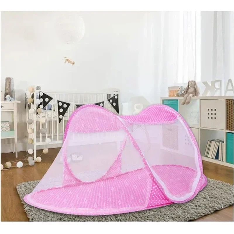 moustiquaire bebe sur tapis