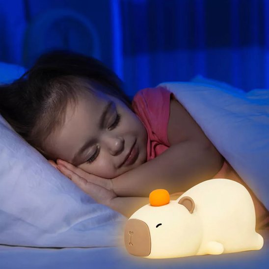petie fille couche sur son lit avec veilleue bebe