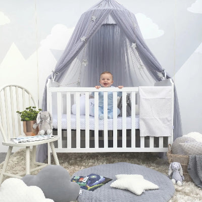 petit garcon sous ciel de lit moustiquaire bebe