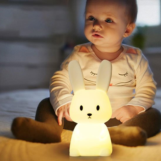veilleuse bebe allume devant bebe assis