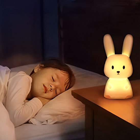 veilleuse bebe sur la table de nuit
